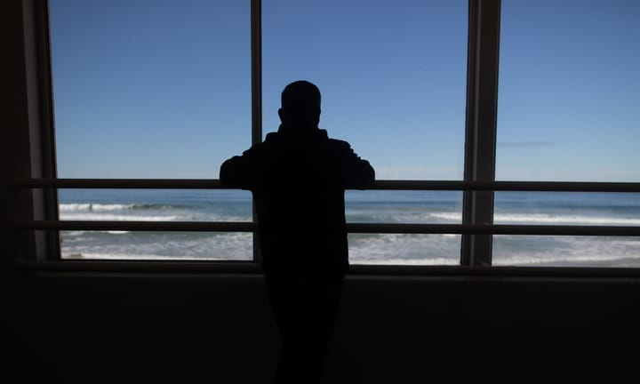 Renowned Gaza Lifeguard Returns to Australian Beach amid Grief for Young Victims of Conflict
