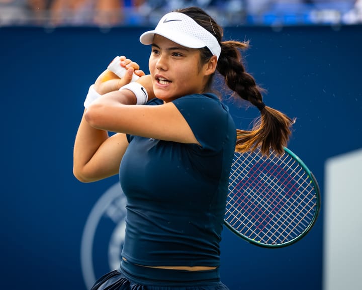 "Emma Raducanu advances to Montreal third round with straight-sets victory over Peyton Stearns"
