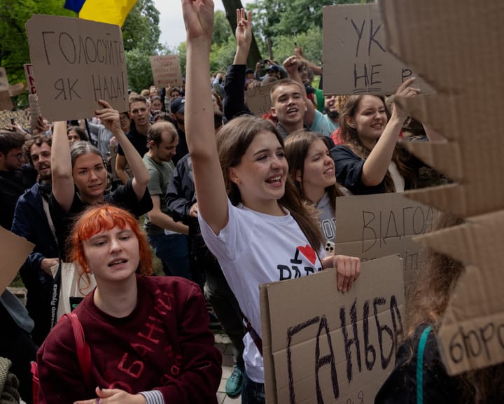 "Protesters in Kyiv cheer as lawmakers reinstate anti-graft agencies' authority"