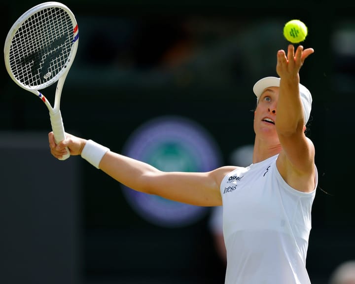 Swiatek quietly advances at Wimbledon, defeating McNally to enter third round