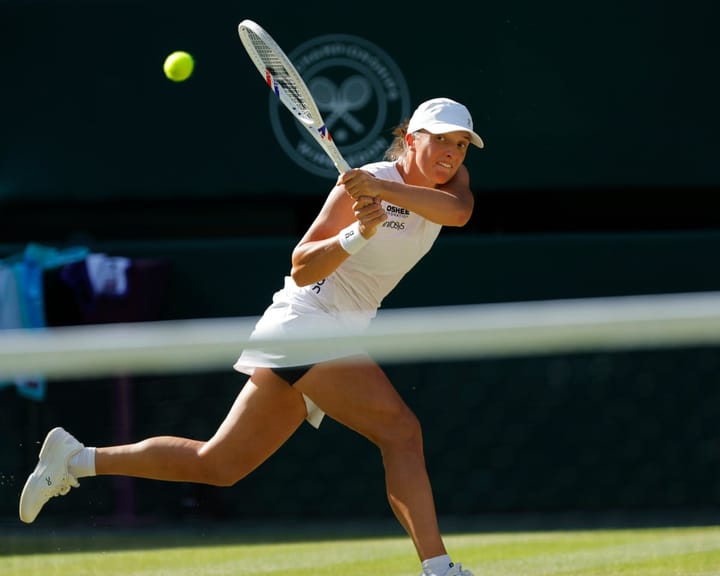 "Swiatek Stops Bencic's Dream Run, Advances to Maiden Wimbledon Final"