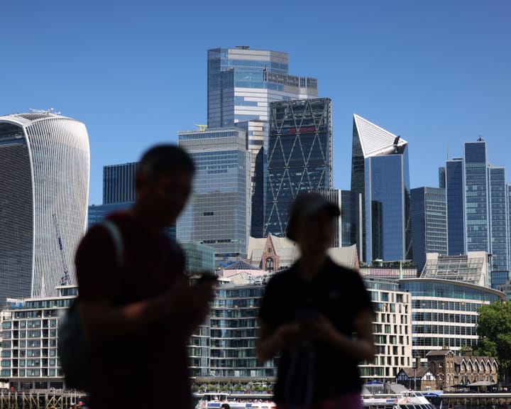 "BoE Chief Cautions Reeves Against Excessive Bank Rule Relaxation"