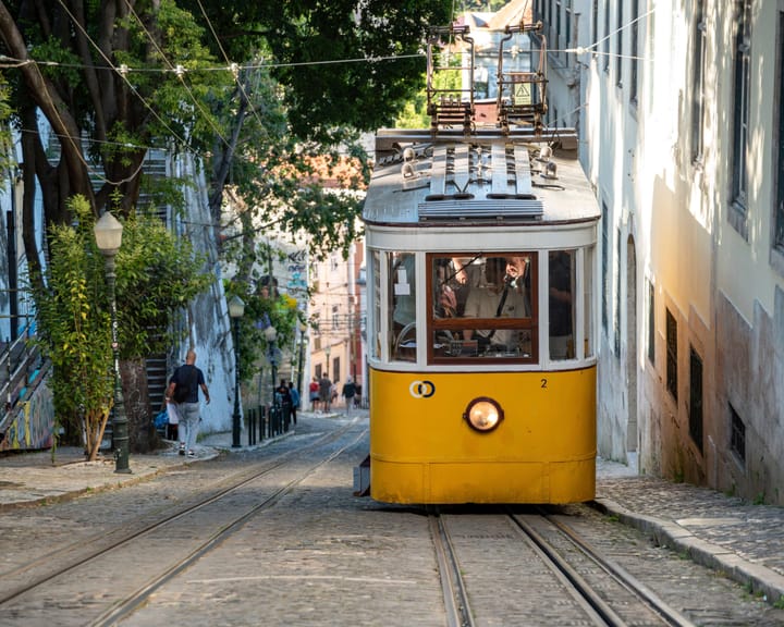 Lisbon's funicular Elevador da Glória explained: how it operates