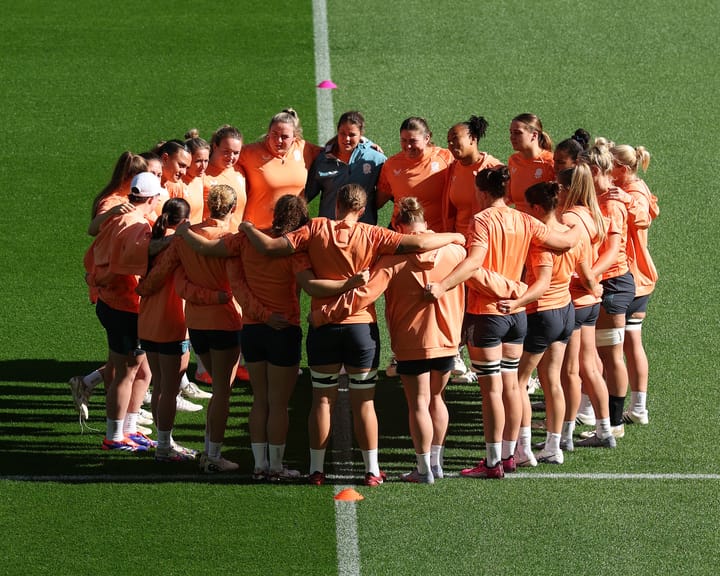 England's Abby Dow leads charge towards record as Australia aims for surprise victory
