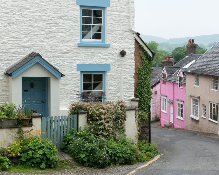 "UK house prices hit record high of £299,331, reports Halifax"