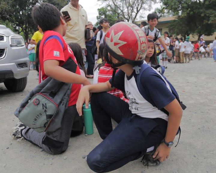 "Powerful 7.6 quake strikes Philippines, causing widespread damage"