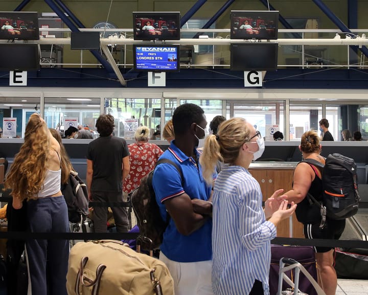 Home Office reverses policy, allowing certain dual nationals to enter the UK with an EU passport.