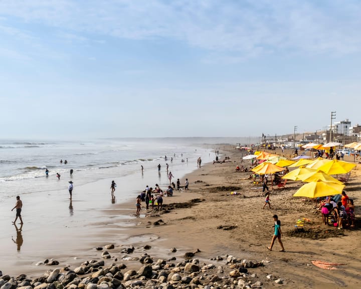 Bombing at Peruvian nightclub injures 33, among them children.