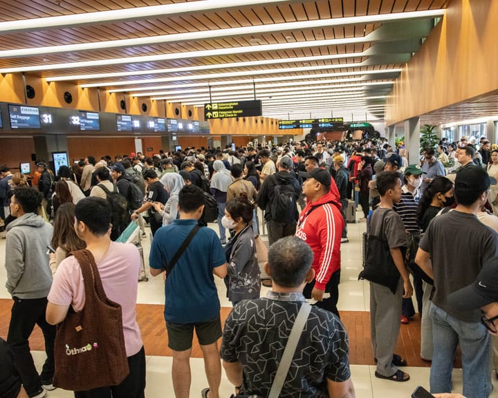 Indonesia volcano eruption strands 170,000 travelers, shuts eight airports