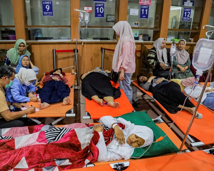Over 800 Indonesian students and teachers poisoned by government free meals